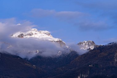 Dağ, kar ve sisle kaplı. İtalya 'da, Avrupa' da Alp manzarası. Mavi gökyüzüne karşı karla kaplı dağlar