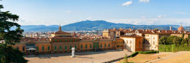 Floransa 'daki Boboli Garden' dan Palazzo Pitti 'nin panorama manzarası ve sağda Santa Maria del Fiore Katedrali. İtalya