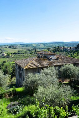 Toscana 'nın panoramik ve güzel kırsal manzarası. İtalya 'da yeşil tarlalar ve çayırlar.