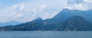 Dağ manzarası, yaz sabahları pitoresk dağ gölü, büyük bir manzara, dağın tepesinden şehir manzaralı muhteşem göl manzarası. Como, İtalya