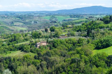 Toscana 'nın panoramik ve güzel kırsal manzarası. İtalya 'da yeşil tarlalar ve çayırlar.