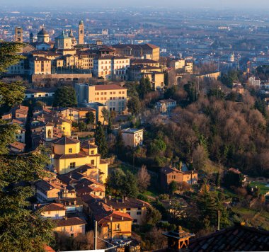 Bergamo 'nun panoramik manzarası, Dağ Vadisi' ndeki şehir manzarası, Lombardy, İtalya.