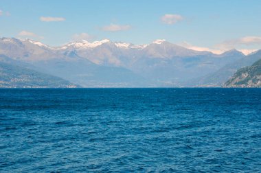 Dağ manzarası, yaz sabahları pitoresk dağ gölü, büyük bir manzara, dağın tepesinden şehir manzaralı muhteşem göl manzarası. Como, İtalya