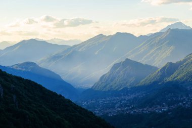 Akşam boyunca katmanlı sisli İtalyan Alpleri dağ sırasının güzel manzarası. Alp yaz gündoğumu. Lombardy, İtalya