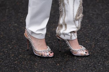 Milan, İtalya - 25 Ocak 2024: Kadın Aquazzura marka yüksek topuklu kristal sandaletler giyiyor.
