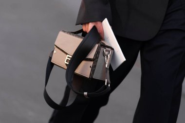 Milan, İtalya - 13 Ocak, 2024: Adam Fendi Baguette marka bagaj çantası giyiyor, sokak tarzı detaylar, moda kıyafeti ayrıntıları