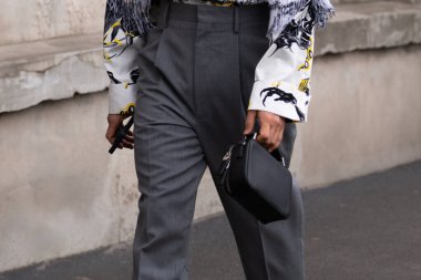 Milan, İtalya - 14 Ocak 2024: Adam Prada 'dan deri çanta giyiyor, sokak tarzı çanta ayrıntıları, moda kıyafeti ayrıntıları.