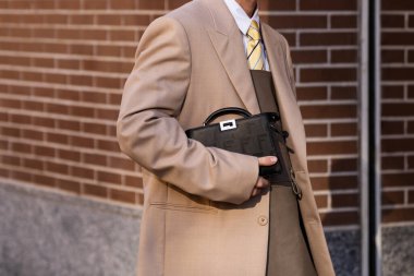 Milan, İtalya - 13 Ocak 2024: Adam Fendi Peekaboo ISeeU XCross marka çanta giyiyor, sokak tarzı detaylar, moda kıyafeti ayrıntıları