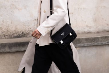 Milan, İtalya - 14 Ocak 2024: Prada Re-Nylon ve Saffiano 'dan deri çanta giyen adam, sokak tarzı çanta detayları, moda kıyafeti ayrıntıları