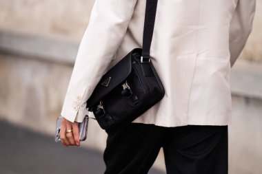 Milan, İtalya - 14 Ocak 2024: Prada Re-Nylon ve Saffiano 'dan deri çanta giyen adam, sokak tarzı çanta detayları, moda kıyafeti ayrıntıları
