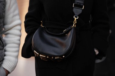 Milan, İtalya - 13 Ocak 2024: Adam Fendi Fendigraphy çantası giyiyor, sokak tarzı detaylar, moda kıyafeti ayrıntıları
