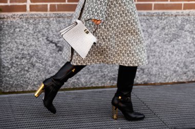 Milan, İtalya - 13 Ocak 2024: Kadın Fendi Peekaboo ISeeU çanta giyiyor, sokak tarzı detaylar, moda kıyafeti ayrıntıları