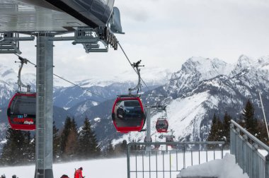 Alleghe, İtalya - 10 Şubat 2019: Dolomites, İtalya 'daki kayak merkezinde kırmızı teleferik.