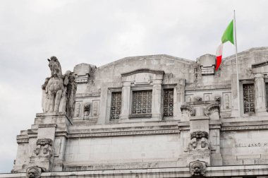 Merkez tren istasyonu, Stazione Centrale, Milan, İtalya. Binanın detayları.