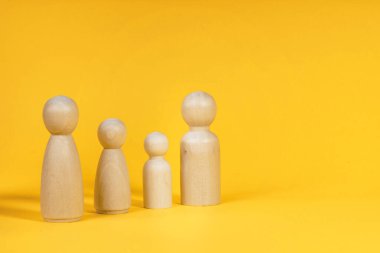 Aile bireyleri sarı arka planda. Aile kavramı, değerler, birlik, birliktelik ve ilişki.