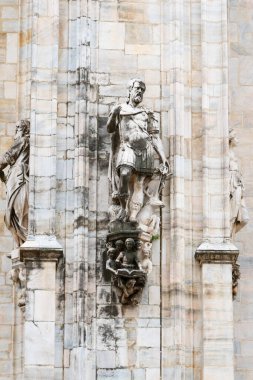 Milan, İtalya - 30 Ağustos 2022: Milan Duomo Katedrali üzerindeki Gotik mermer heykeller, dekorasyon heykelleri. İtalya 'nın en büyük kilisesi ve popüler turizm merkezi..