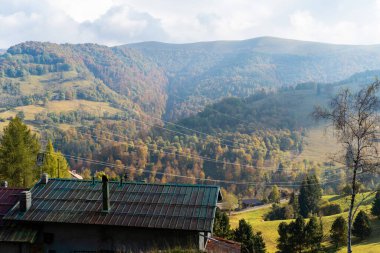 Vadideki dağ köyü. İtalya 'nın dağlarındaki Alp köyü. Seyahat konsepti arka planı.