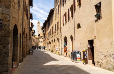 Avrupa 'nın mavi gökyüzü ve yazları bulutlu eski bir kasabasında geleneksel evlerin olduğu manzaralı dar bir cadde manzarası