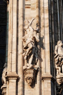 Milan, İtalya - 09 Ocak 2022: Milan Duomo Katedrali üzerindeki Gotik mermer heykeller, dış dekorasyon heykelleri. İtalya 'nın en büyük kilisesi ve popüler turizm merkezi..