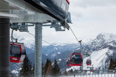 Alleghe, İtalya - 10 Şubat 2019: Dolomites, İtalya 'daki kayak merkezinde kırmızı teleferik.