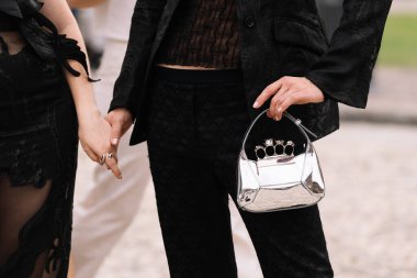 Milan, İtalya - 22 Eylül 2023: gümüş omuz çantası takan adam. Moda blogcusu kıyafet detayları, sokak tarzı