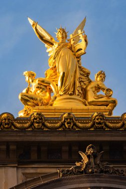 Paris, Fransa - 1 Ekim 2022: İkonik Fransız Opera Salonu 'nun altın renkli heykelleri ve dekorasyon başyapıtları