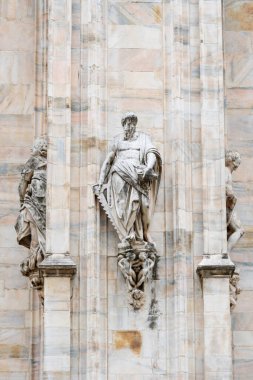 Milan, İtalya - 30 Ağustos 2022: Milan Duomo Katedrali üzerindeki Gotik mermer heykeller, dekorasyon heykelleri. İtalya 'nın en büyük kilisesi ve popüler turizm merkezi..