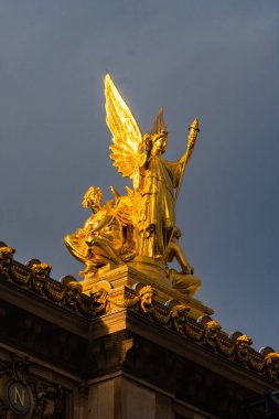 Paris, Fransa - 1 Ekim 2022: İkonik Fransız Opera Salonu 'nun altın renkli heykelleri ve dekorasyon başyapıtları