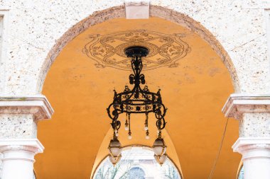 Şehrin sokaklarında asılı eski tarz sokak lambası. Metal çerçeveli lamba