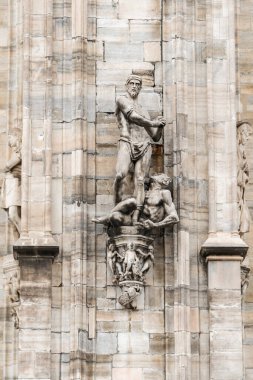 Milan, İtalya - 30 Ağustos 2022: Milan Duomo Katedrali üzerindeki Gotik mermer heykeller, dekorasyon heykelleri. İtalya 'nın en büyük kilisesi ve popüler turizm merkezi..