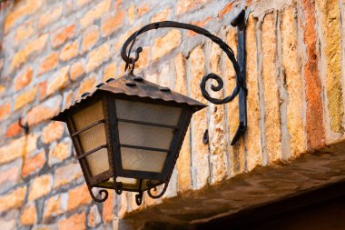 Şehrin sokaklarında asılı eski tarz sokak lambası. Metal çerçeveli lamba