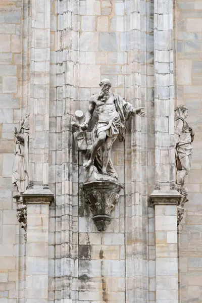 Milan, İtalya - 30 Ağustos 2022: Milan Duomo Katedrali üzerindeki Gotik mermer heykeller, dekorasyon heykelleri. İtalya 'nın en büyük kilisesi ve popüler turizm merkezi..