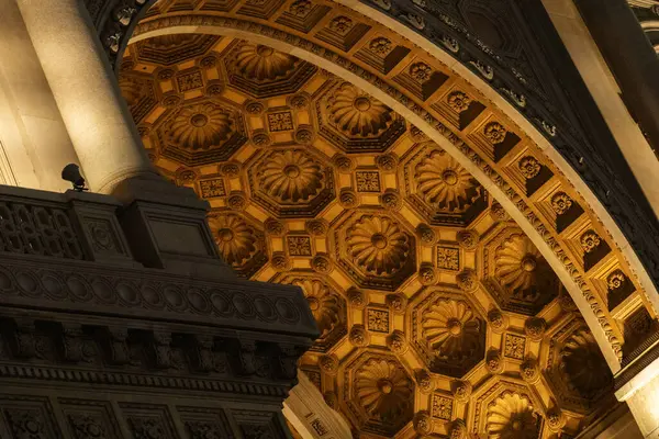 Milan, İtalya - 30 Ağustos 2022: Galleria Vittorio Emanuele girişindeki kemerin ayrıntıları. Dekore edilmiş tavanın alt görünümü