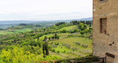 Toscana 'nın panoramik ve güzel kırsal manzarası. İtalya 'da yeşil tarlalar ve çayırlar.