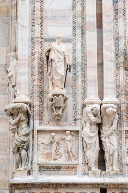 Milan, İtalya - 30 Ağustos 2022: Milan Duomo Katedrali üzerindeki Gotik mermer heykeller, dekorasyon heykelleri. İtalya 'nın en büyük kilisesi ve popüler turizm merkezi..