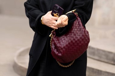 Milan, İtalya - 24 Şubat 2024: Kadın Bottega Veneta çanta giyiyor, sokak tarzı detaylar, moda kıyafeti ayrıntıları