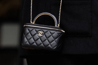 Paris, Fransa - 24 Ocak 2024: Kadın Chanel çanta giyiyor, sokak tarzı detaylar, moda kıyafeti ayrıntıları.
