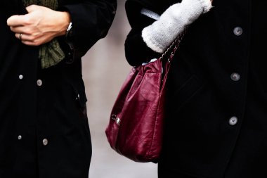 Paris, Fransa - 24 Ocak 2024: Kadın Chanel çanta giyiyor, sokak tarzı detaylar, moda kıyafeti ayrıntıları.