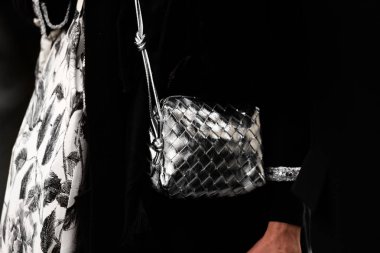 Milan, İtalya - 24 Şubat 2024: Kadın Bottega Veneta çanta giyiyor, sokak tarzı detaylar, moda kıyafeti ayrıntıları