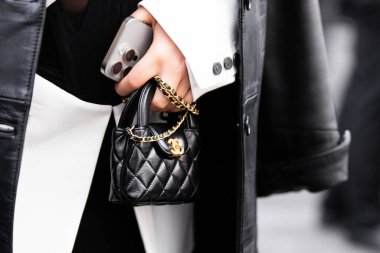 Paris, Fransa - 24 Ocak 2024: Kadın Chanel çanta giyiyor, sokak tarzı detaylar, moda kıyafeti ayrıntıları.