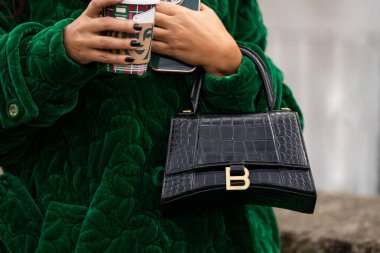Paris, Fransa - 24 Ocak 2024: Kadın Balenciaga kum torbası giyiyor, sokak tarzı detaylar, moda kıyafeti ayrıntıları