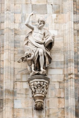 Milan, İtalya - 30 Ağustos 2022: Milan Duomo Katedrali üzerindeki Gotik mermer heykeller, dekorasyon heykelleri. İtalya 'nın en büyük kilisesi ve popüler turizm merkezi..