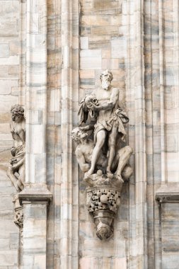 Milan, İtalya - 30 Ağustos 2022: Milan Duomo Katedrali üzerindeki Gotik mermer heykeller, dekorasyon heykelleri. İtalya 'nın en büyük kilisesi ve popüler turizm merkezi..