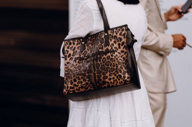 Milan, İtalya - 14 Haziran 2023: Kadın Dolce Gabbana çantası giyiyor, sokak tarzı detaylar, moda kıyafeti ayrıntıları.