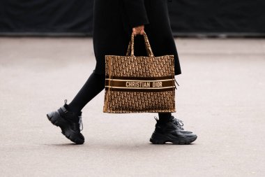 Milan, İtalya - 24 Ocak 2024: Kadın Dior çanta giyiyor, sokak tarzı detaylar, moda kıyafeti ayrıntıları..
