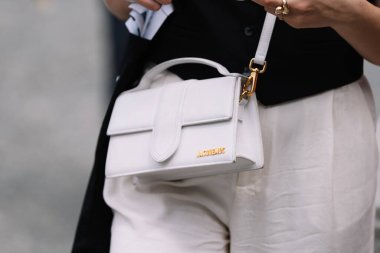 Milan, İtalya - 14 Haziran 2023: Kadın Jacquemus marka çanta giyiyor, moda blogcusu kıyafeti ayrıntıları, sokak tarzı