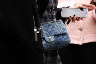 Paris, Fransa - 24 Ocak 2024: Kadın Chanel çanta giyiyor, sokak tarzı detaylar, moda kıyafeti ayrıntıları.