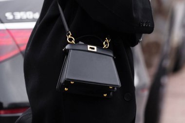 Milan, İtalya - 13 Ocak 2024: Adam Fendi Peekaboo marka çanta giyiyor, sokak tarzı detaylar, moda kıyafeti ayrıntıları