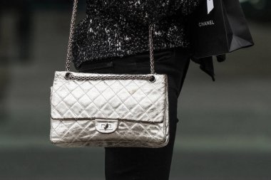 Paris, Fransa - 24 Ocak 2024: Kadın Chanel çanta giyiyor, sokak tarzı detaylar, moda kıyafeti ayrıntıları.