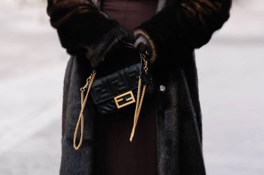 Paris, Fransa - 25 Ocak, 2024: Kadın Fendi baget çantası giyiyor, moda blogcusu kıyafeti ayrıntıları, sokak tarzı.